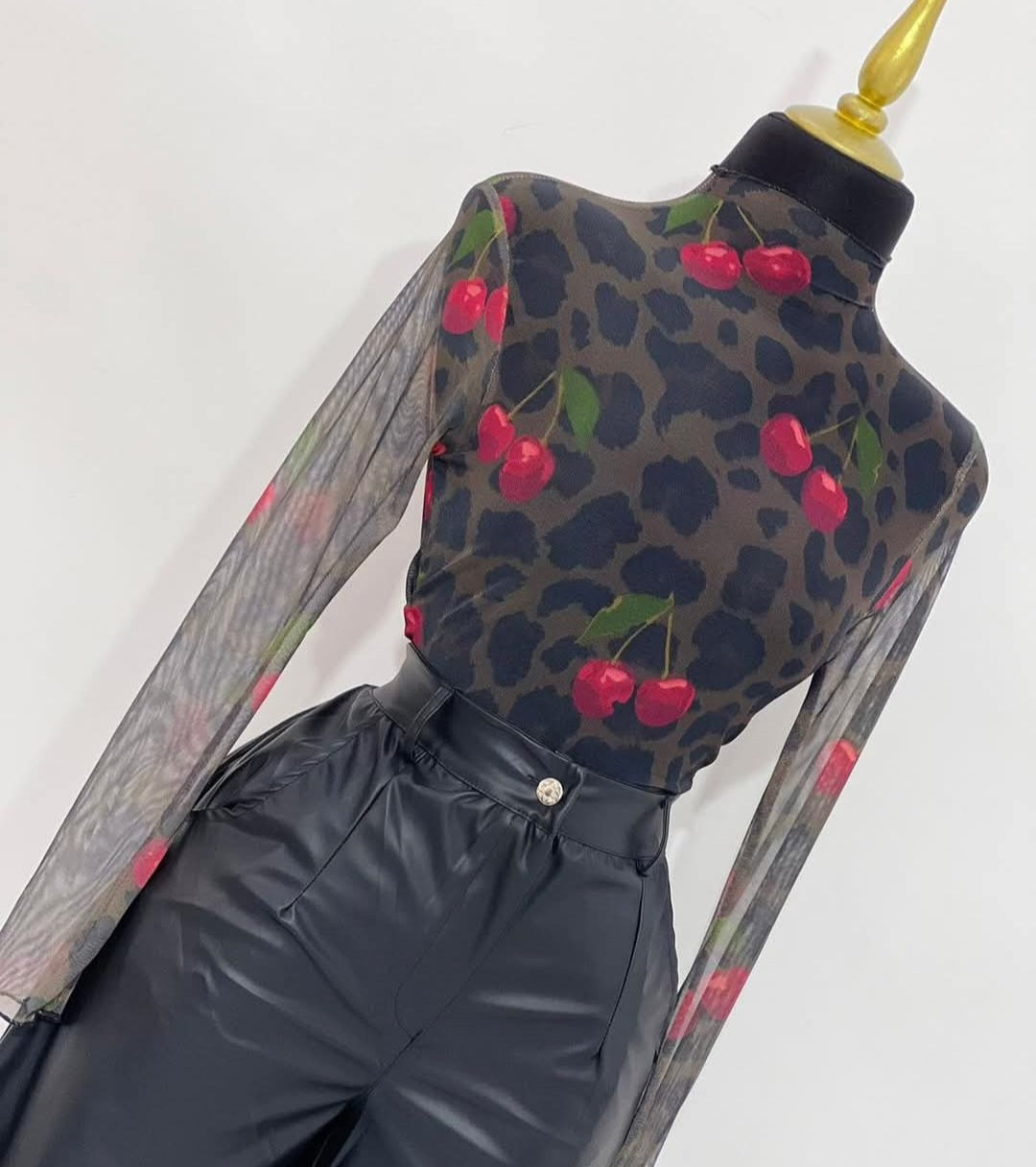Blusa mesh animal print con cerezas